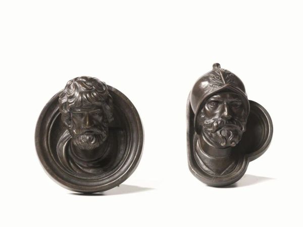  Due formelle, manifattura di Signa, sec. XX,  in terracotta dipinta ad effetto bronzo raffigurante in alto rilievo rispettivamente volto virile con barba e volto di soldato con elmo, alt. cm 14 e cm 12,5 (2)