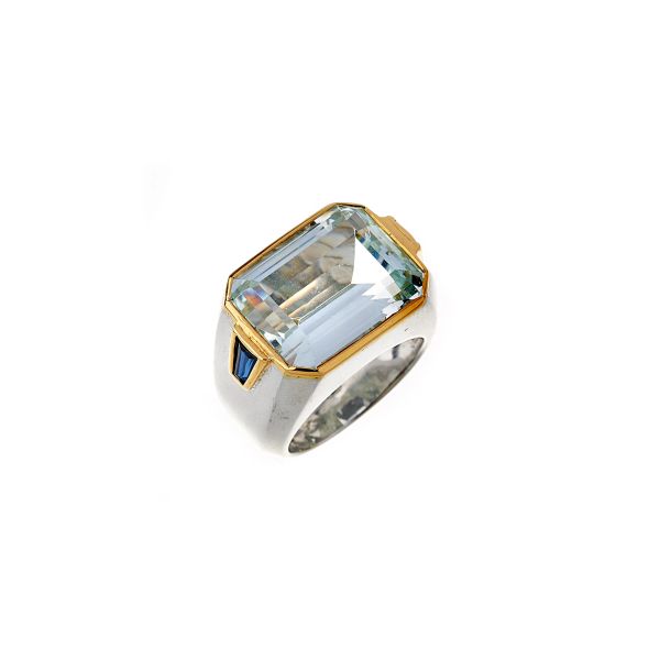 



AQUAMARINE AND SAPPHIRE RING IN 18KT TWO GOLD 