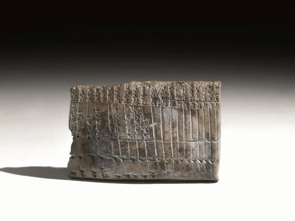  Tavoletta con iscrizioni cuneiformi 