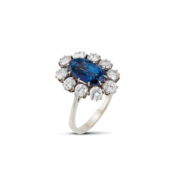 



CEYLON SAPPHIRE AND DIAMOND DAISY RING IN 18KT WHITE GOLD