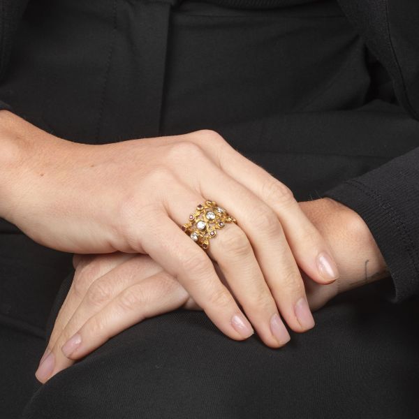ANELLO A FASCIA CON RUBINI E DIAMANTI