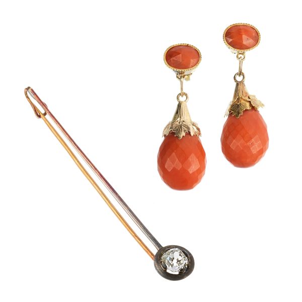 



CORAL DROP EARRINGS IN 18KT AND 14KT GOLD WITH A 9KT GOLD BARRETTE BROOCH