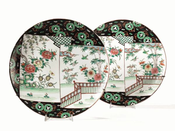  Coppia di piatti, Giappone sec. XIX-XX,  in porcellana policroma decorati con motivi floreali , diam.. cm 40 (2) 