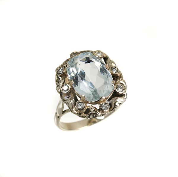 



DIAMONDS AND ACQUAMARINE RING IN 18KT GOLD