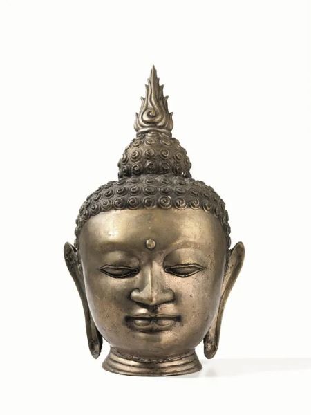  Scultura, Thailandia o sud est asiatico Sec. XIX-XX,  in bronzo sbalzato raffigurante testa di Buddha, alt. cm 46