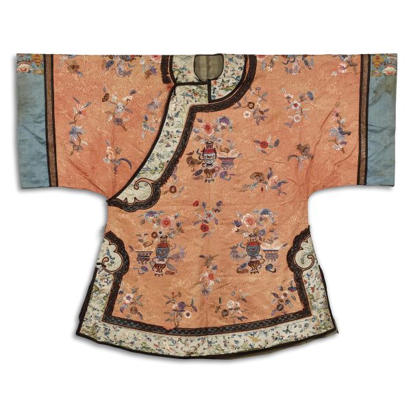 



AN EMBROIDERED SILK ROBE, CHINA, QING DYNASTY, 19TH CENTURY