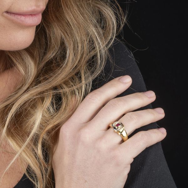 ANELLO A FASCIA CON RUBINO E DIAMANTI