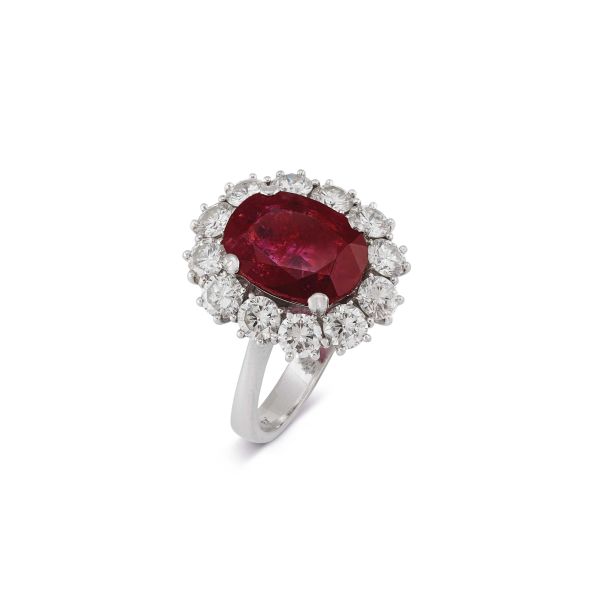 



DAISY RING WITH BURMESE RUBY AND DIAMONDS