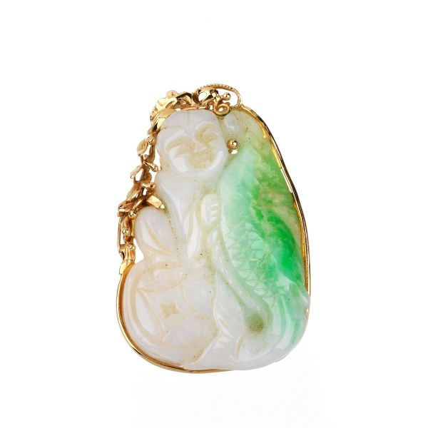 PENDANT IN 14KT GOLD WITH AN ENGRAVED JADE