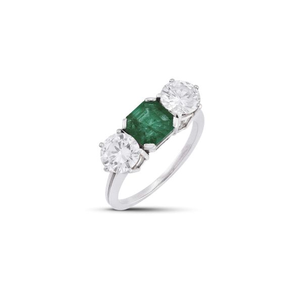 EMERALD AND DIAMOND TRILOGY RING IN 18KT WHITE GOLD