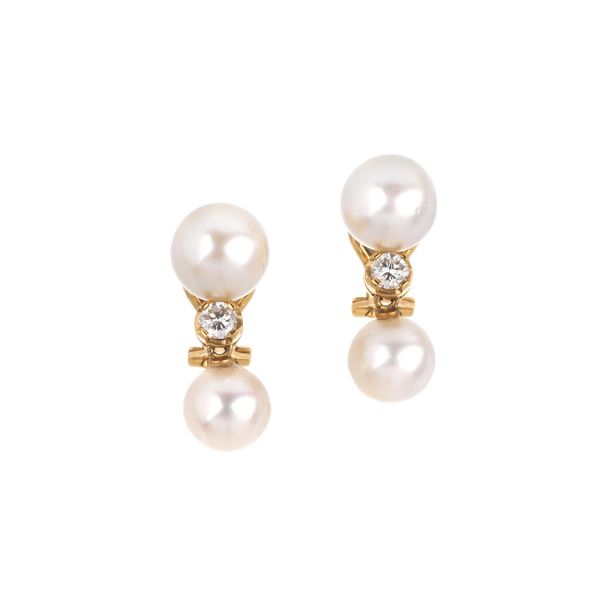 



PEARL AND DIAMOND DROP EARRINGS IN 18KT YELLOW GOLD
