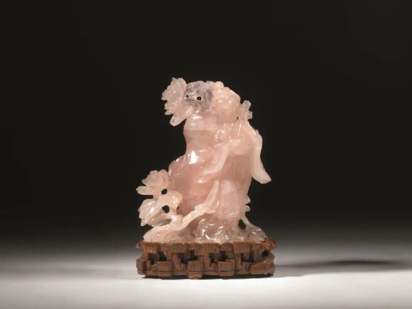  Vaso Cina sec. XIX, in quarzo rosa, con elementi scultorei, il corpo ed il  