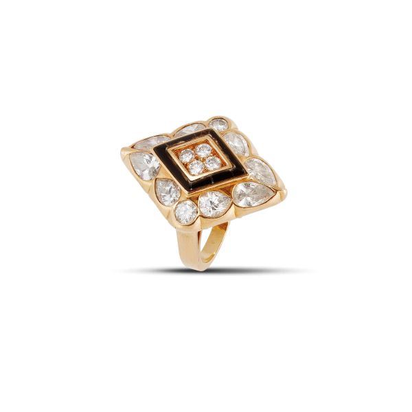 



MAUGERI DIAMOND AND ONYX RING IN 18KT YELLOW GOLD