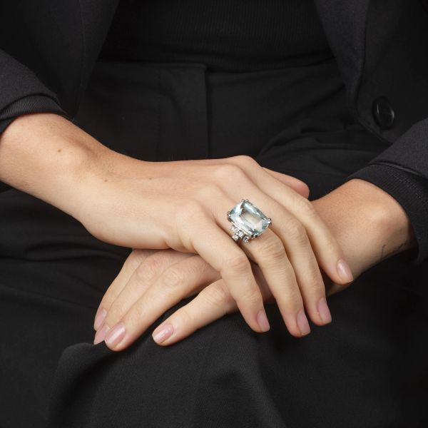 ANELLO CON ACQUAMARINA E DIAMANTI