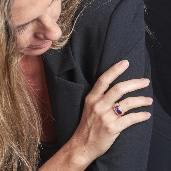 BULGARI ANELLO A FASCIA CON PIETRE DI COLORE E DIAMANTI