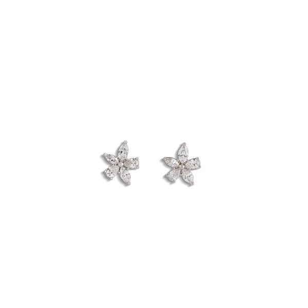 Tiffany &amp; Co - 



TIFFANY &amp; CO VICTORIA FLOWER EARRINGS IN PLATINUM