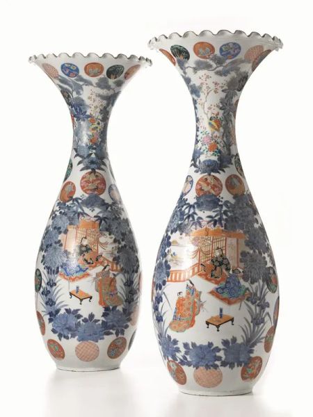Due grandi vasi a tromba Giappone sec. XIX-XX, in porcelana policroma decorati