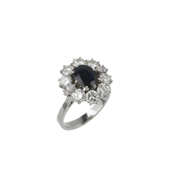 SAPPHIRE AND DIAMOND MARGUERITE-SHAPED RING IN 18KT WHITE GOLD