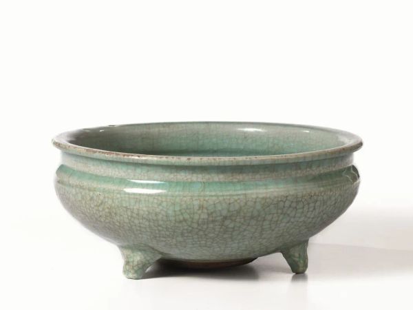 Incensiere tripode Cina sec. XVIII, in ceramica longquan celadon, diam cm 25