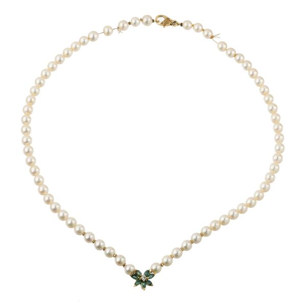 



COLLANA DI PERLE CON DIAMANTE E SMERALDI