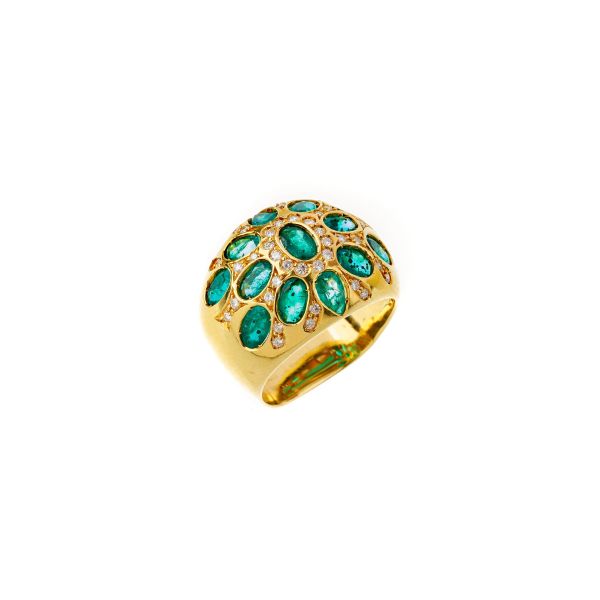 



EMERALD AND DIAMOND BAND RING IN 18KT YELLOW GOLD