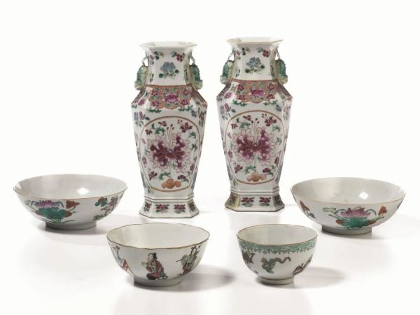  Coppia di vasi, Cina sec. XIX,  di forma esagonale, in porcellana famiglia rosa, anse a cani di Pho, decoro floreale, restauri (2)
