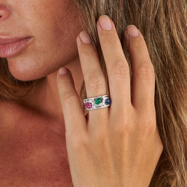 ANELLO A FASCIA CON PIETRE DI COLORE E DIAMANTI