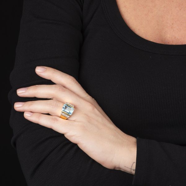 ANELLO A FASCIA CON TOPAZIO AZZURRO