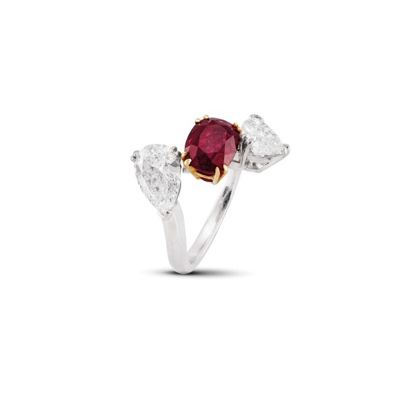 



RUBY AND DIAMOND RING IN PLATINUM AND 18KT YELLOW GOLD