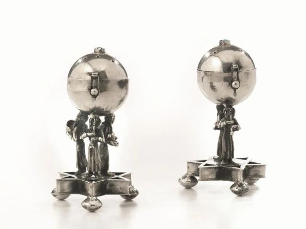 Coppia di piccoli porta essenze, Mosca, 1894, in argento, base realizzata come una stella su cui poggiano due figure di musici a tutto tondo che sostengono una sfera traforata, alt. cm 8,5, g 112 (2)