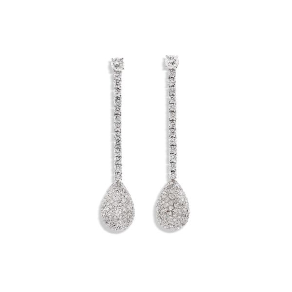 



LONG DIAMOND DROP EARRINGS IN 18KT WHITE GOLD