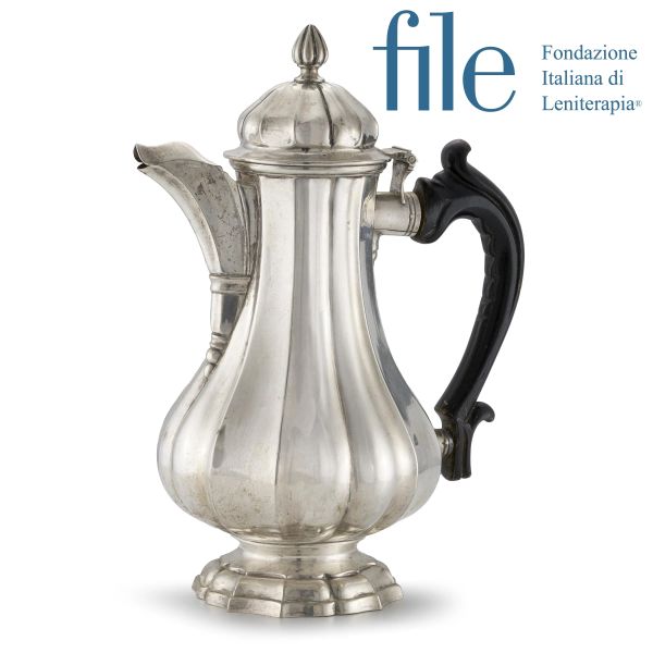 A SILVER COFFEE POT, IN 18TH CENTURY VENETIAN STYLE