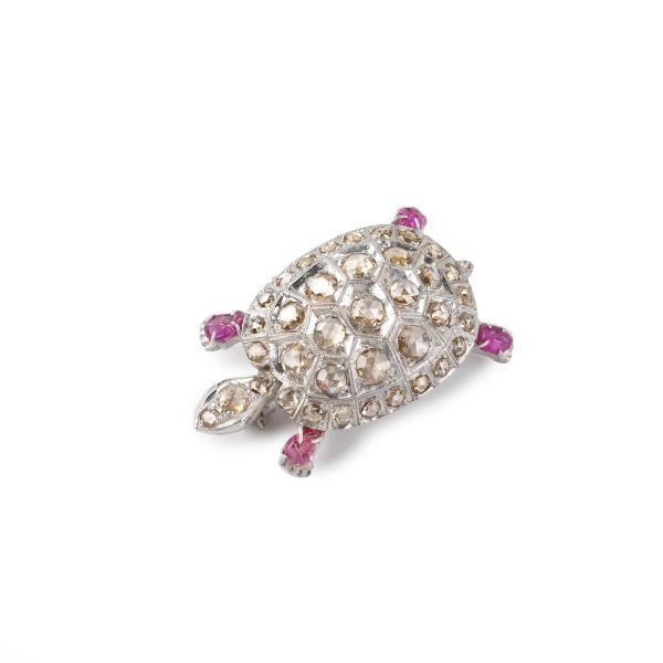 



DIAMOND AND RUBY TURTLE BROOCH IN 9KT GOLD