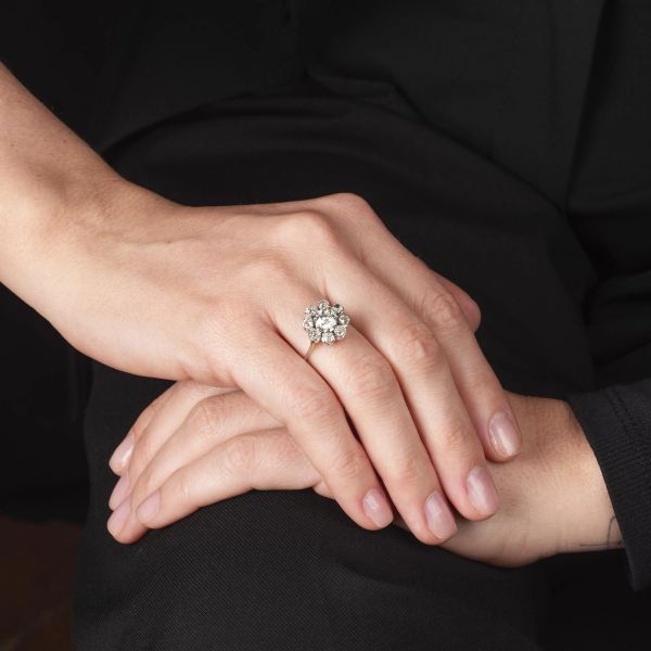 ANELLO A MARGHERITA CON DIAMANTI