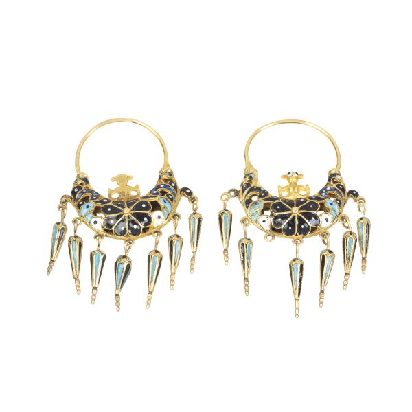 



PAIR OF EARRINGS WITH ENAMEL