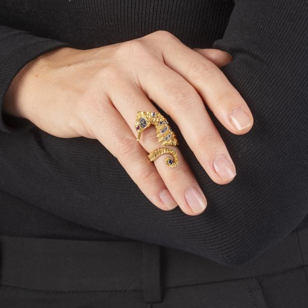 ANELLO A FORMA DI CAVALUCCIO MARINO CON ZAFFIRI E RUBINO