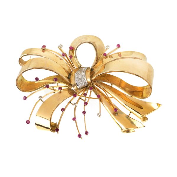 BIG RIBBON-SHAPED RUBY AND DIAMOND BROOCH IN 14KT TWO TONE GOLD