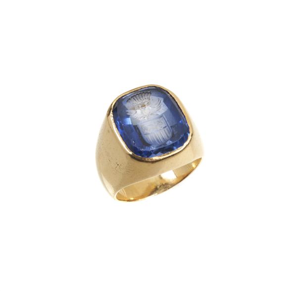 



COAT OF ARM RING IN 18KT YELLOW GOLD