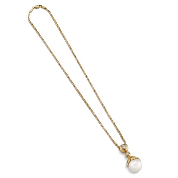 SOUTH SEA PEARL AND DIAMOND NECKLACE IN 18KT YELLOW GOLD