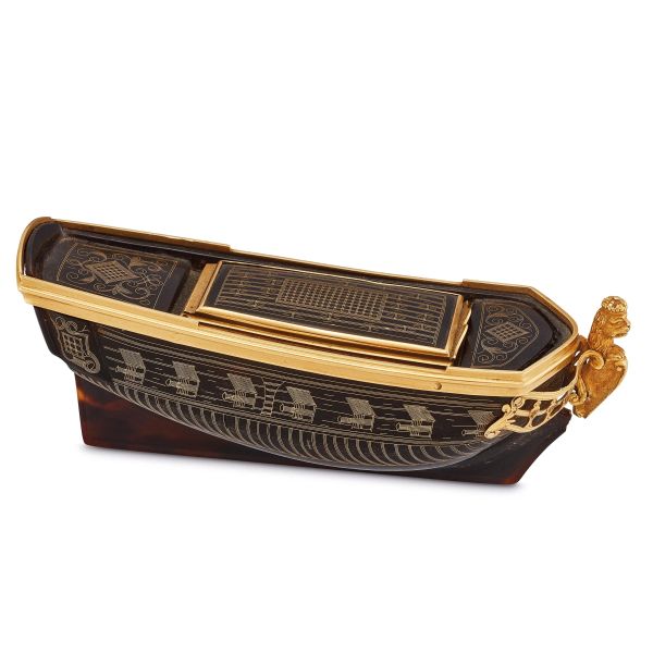 



SHIP-SHAPED SNUFF BOX IN TORTOISESHELL AND 18KT YELLOW GOLD 