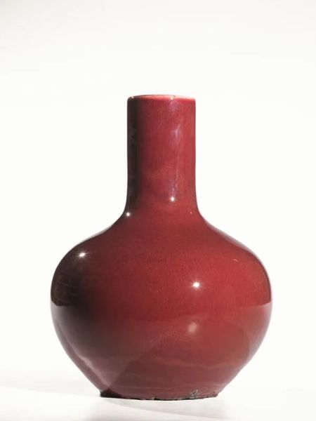 Vaso, Cina sec. XIX, sangue di bue, reca marchio Yongzheng, alt. cm 30, lievi difetti alla base