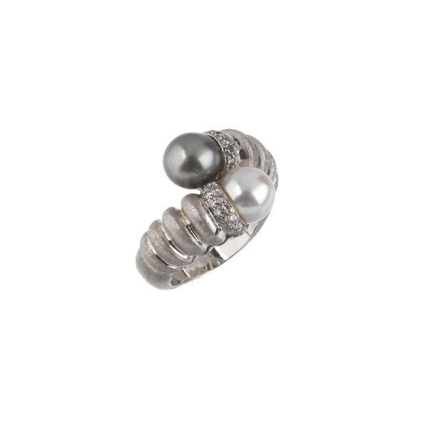 PEARL AND DIAMOND CONTRARIE RING IN 18KT WHITE GOLD