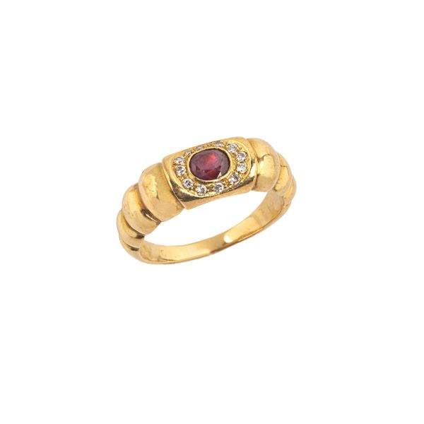 



ANELLO CON RUBINO E DIAMANTI