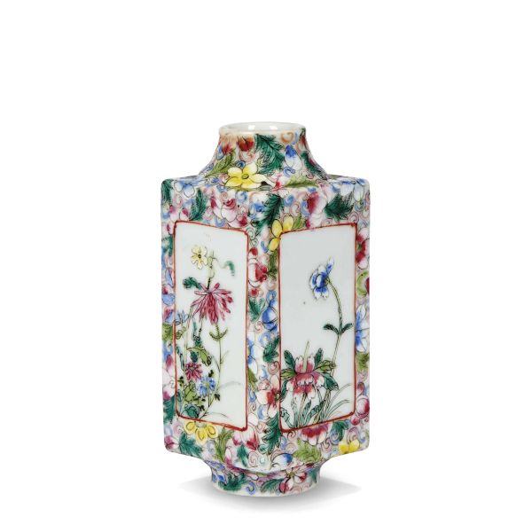 A SQUARE FLORAL VASE, CHINA, LATE QING PERIOD – REPUBLIC PERIOD (1912-1949)