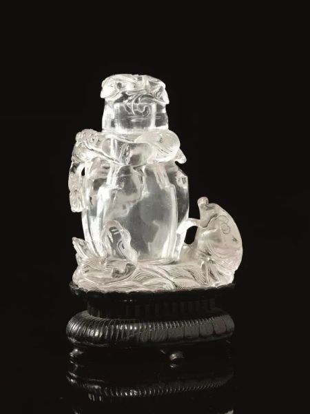 Vaso con coperchio Cina dinastia Qing sec. XVIII, in cristallo di rocca, alla base una carpa e il corpo del vaso avvolto da un drago, alt. cm 11,5, poggiante su base in legno&nbsp;