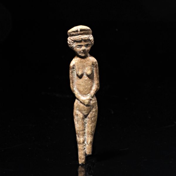 



PICCOLA STATUETTA FEMMINILE