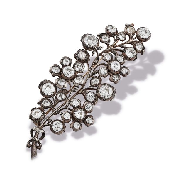 



OLD MINE CUT FLORAL BROOCH IN SILVER AND 18KT YELLOW GOLD