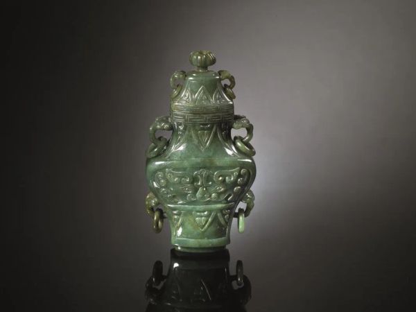  Piccolo vasetto Cina sec. XX , in giada verde spinacio, sagomato nella forma di antico recipiente rituale, decorato con fasce orizzontali a motivi geometrici, alt. cm 15,5 