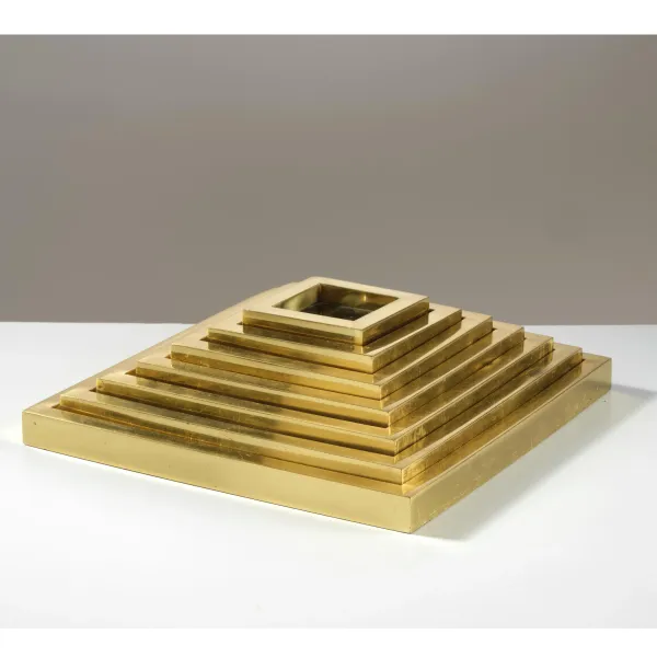 



STACKABLE METAL TRAYS