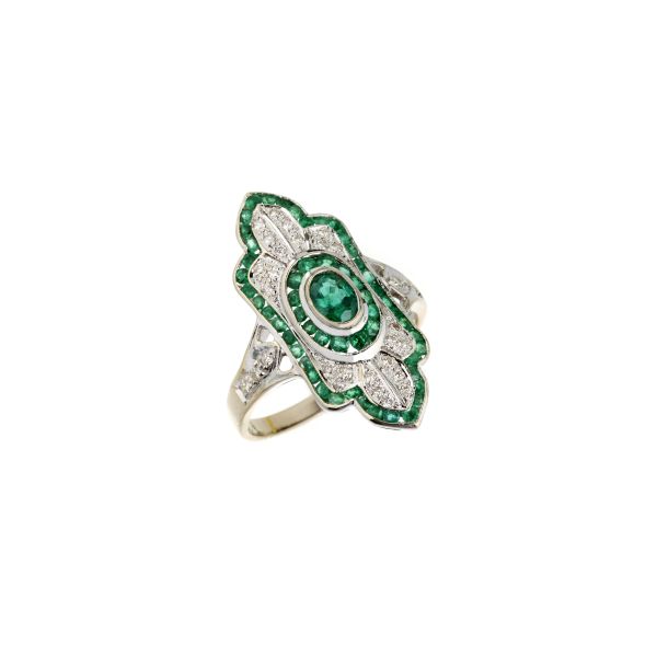 



EMERALD AND DIAMOND RING IN 18KT WHITE GOLD